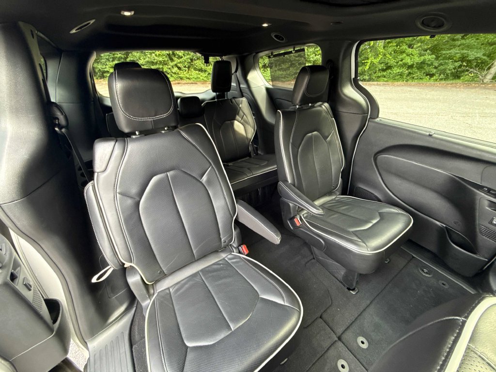 Used 2025 Chrysler Pacifica Limited FWD image 31