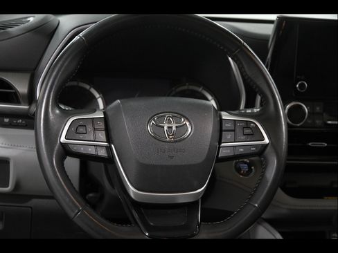 Used 2023 Toyota Highlander XLE image 7