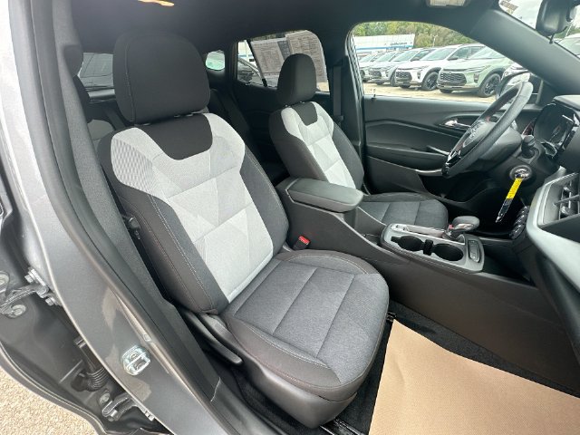 Used 2024 Chevrolet Trax RS FWD image 32