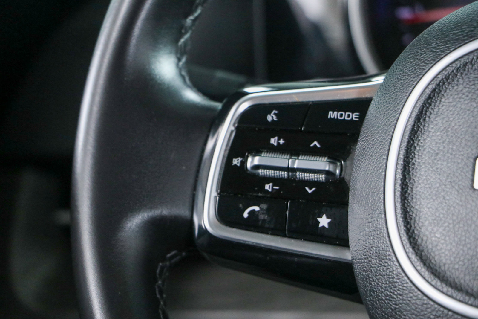 Used 2024 Kia Carnival EX FWD image 13