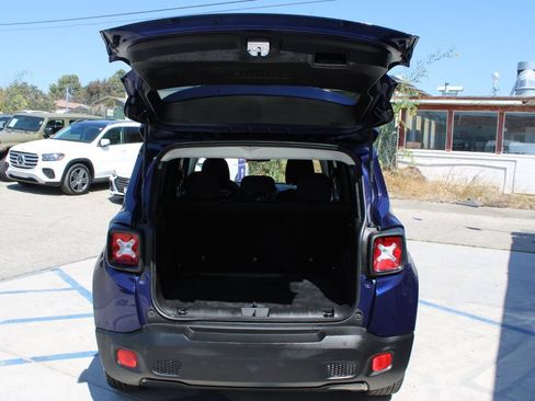 Used 2018 Jeep Renegade Altitude FWD image 10