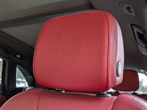 Certified 2026 Porsche Macan AWD/4WD image 6