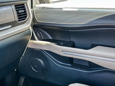 Used 2023 Ford Expedition Limited image 24