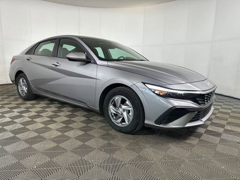 Certified 2024 Hyundai Elantra SE image 2