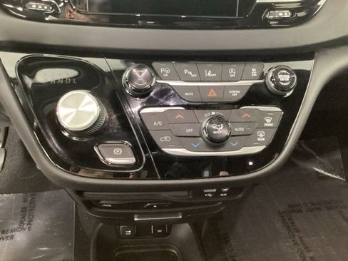 Used 2019 Chrysler Pacifica Touring-L FWD image 19
