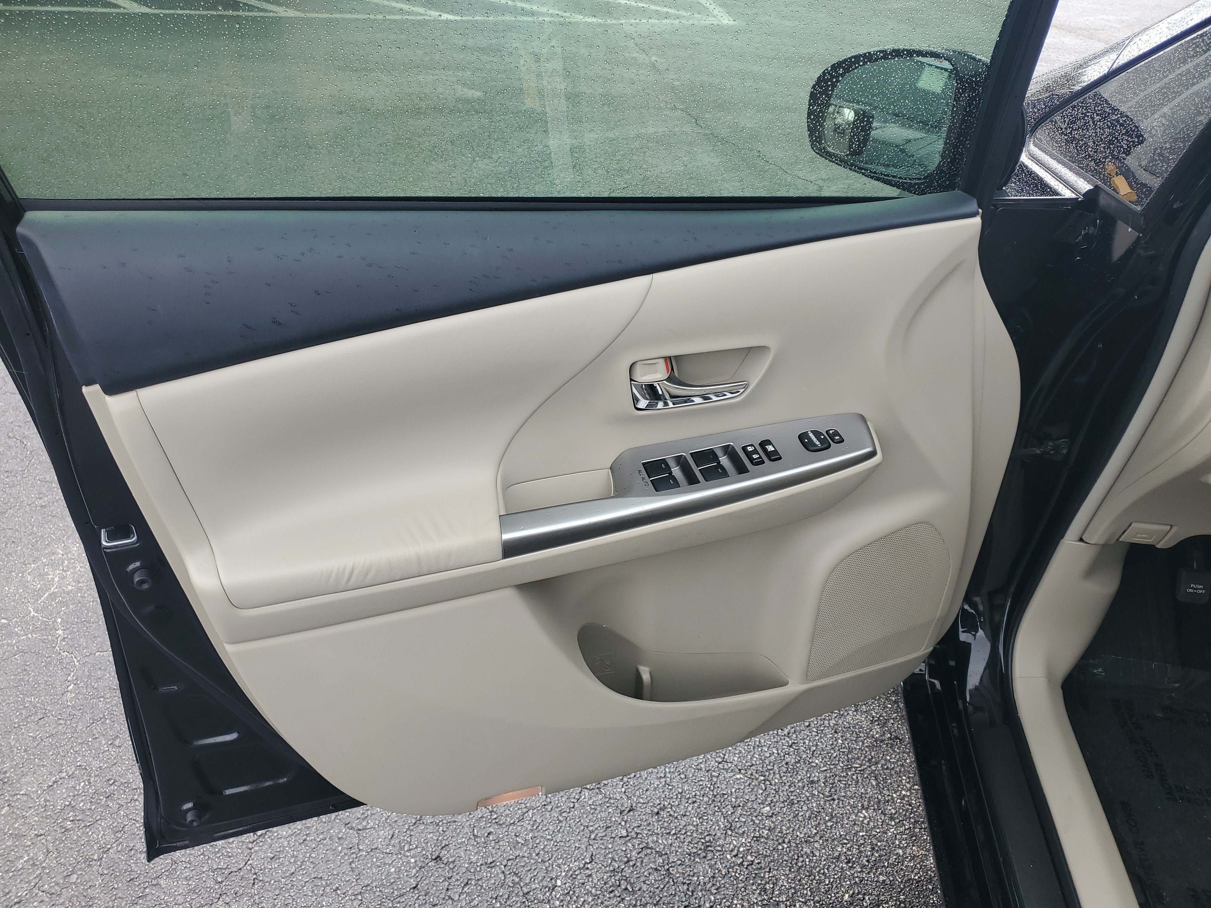 Used 2017 Toyota Prius V Four FWD image 24