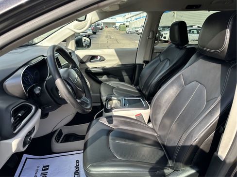 Used 2023 Chrysler Pacifica Touring-L FWD image 9