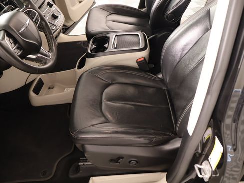 Used 2022 Chrysler Pacifica Touring-L FWD image 11