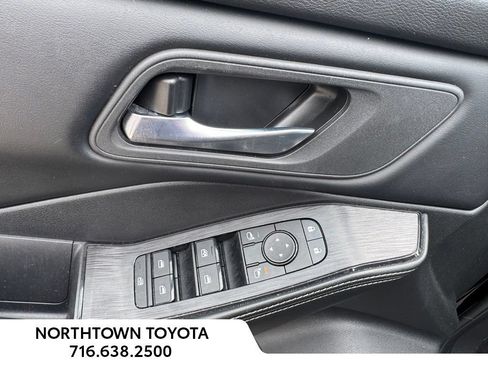 Used 2025 Nissan Rogue SV AWD/4WD image 27
