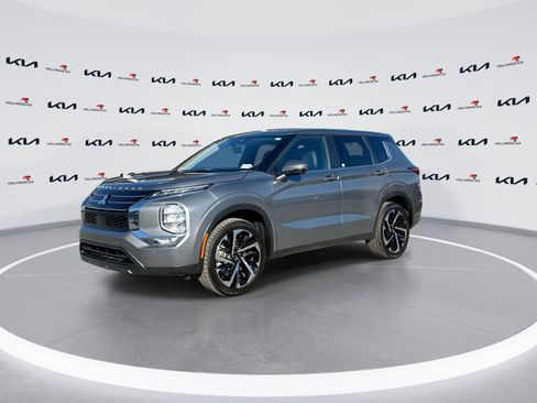 Used 2024 Mitsubishi Outlander SE Black Edition image 4