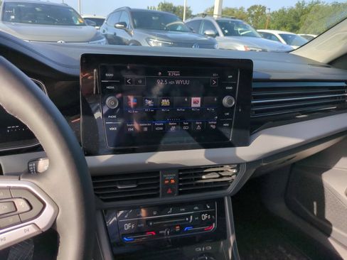 Certified 2025 Volkswagen Jetta SE FWD image 9