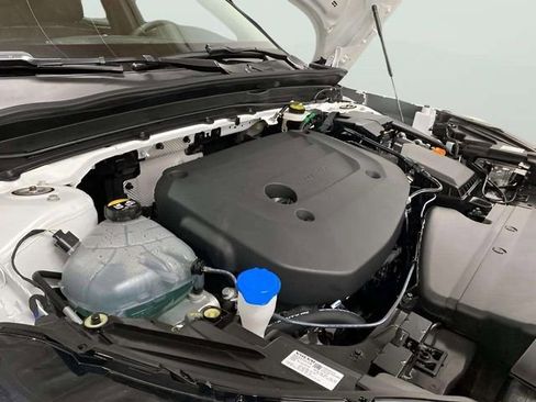 Used 2025 Volvo XC40 B5 Plus image 82