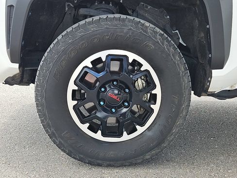 Certified 2024 Toyota Tacoma TRD Off-Road AWD/4WD image 22