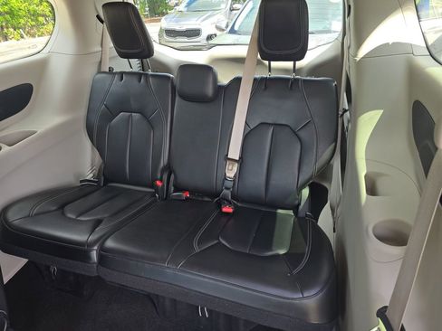 Used 2023 Chrysler Pacifica Touring-L FWD image 15
