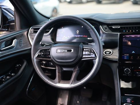 Used 2023 Jeep Grand Cherokee Overland w/ Luxury Tech Group IV AWD/4WD image 28