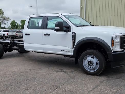 New 2025 Ford F550 4x4 Crew Cab image 14