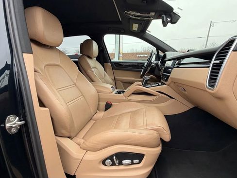 Used 2019 Porsche Cayenne S w/ Premium Plus Package AWD/4WD image 18