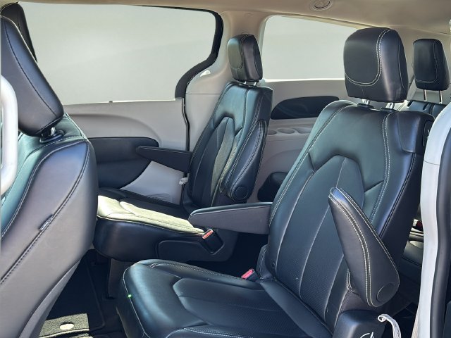 Used 2024 Chrysler Pacifica Touring-L FWD image 12