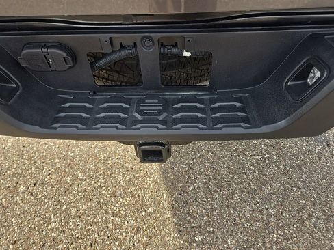 Used 2017 Toyota Tacoma TRD Sport w/ Tow Package (A/T) AWD/4WD image 32