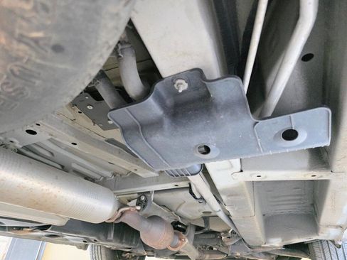 Used 2010 Toyota Sienna LE FWD image 2