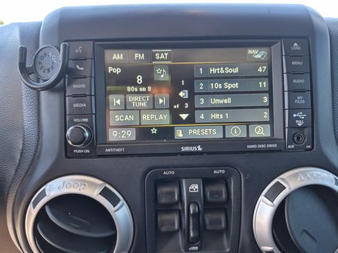 Used 2014 Jeep Wrangler Unlimited Sahara w/ Max Tow Package AWD/4WD image 28