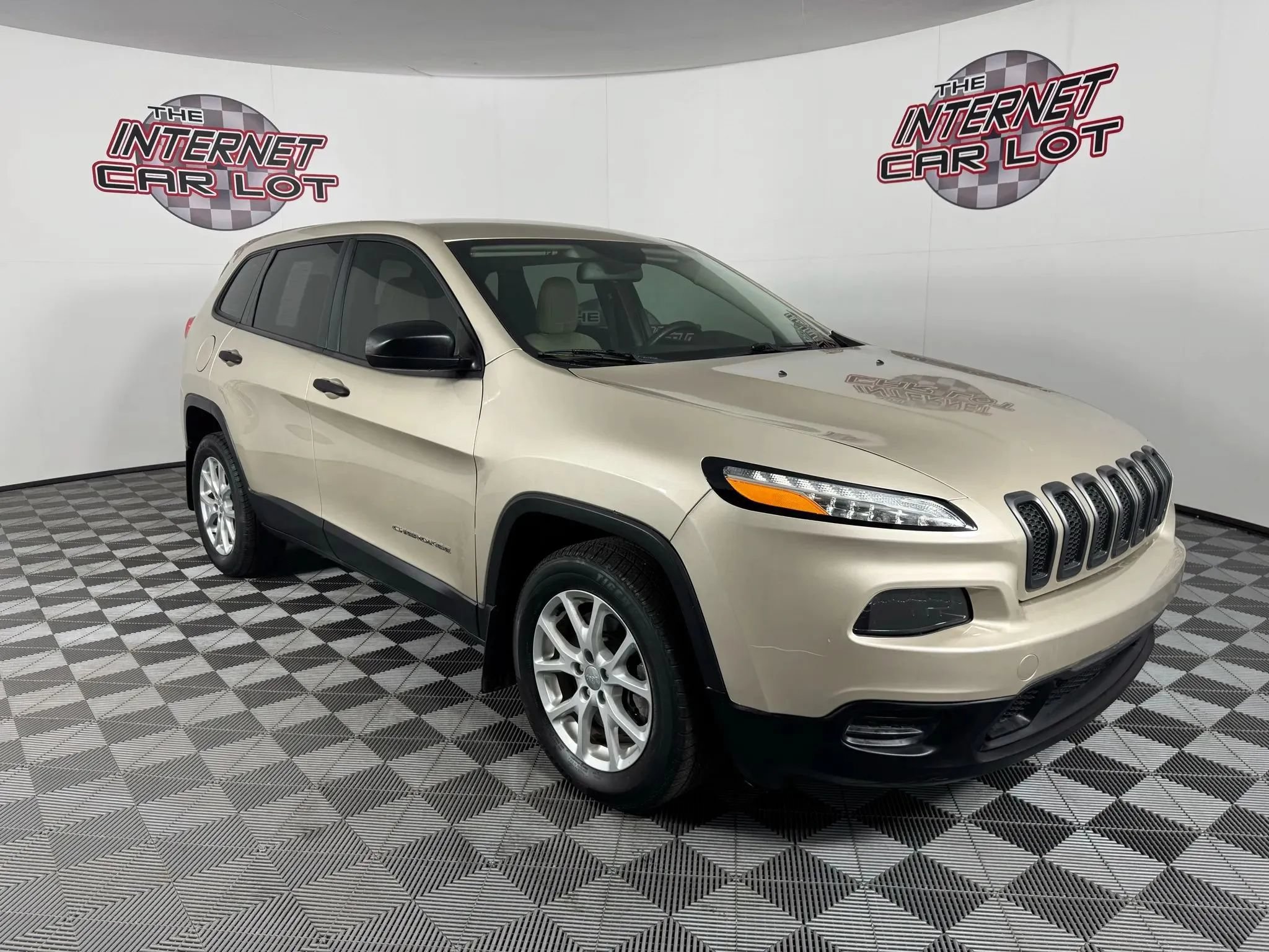 Used 2015 Jeep Cherokee Sport FWD image 9