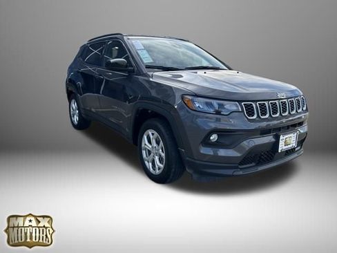 Used 2024 Jeep Compass Latitude image 11