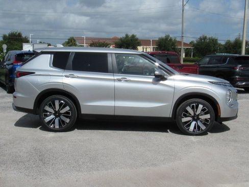 New 2025 Mitsubishi Outlander SE image 2