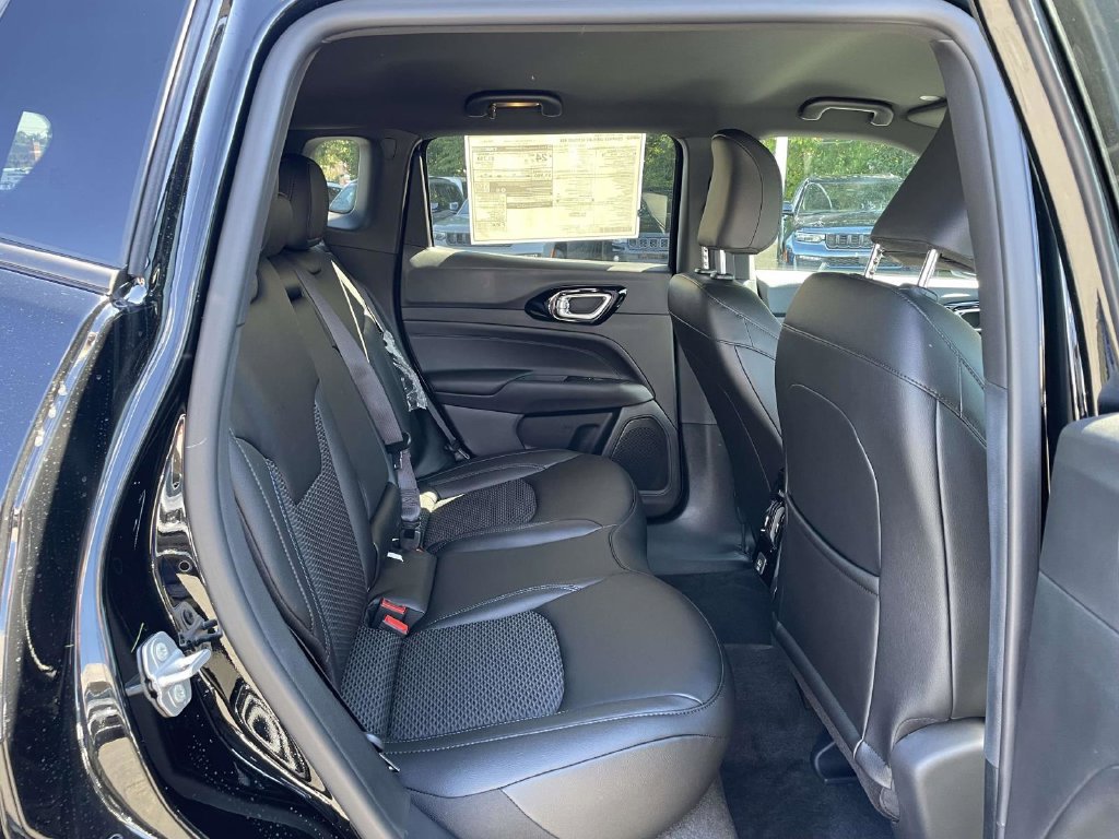 New 2027 Jeep Compass Latitude AWD/4WD image 17