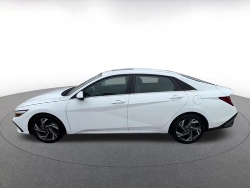 Used 2025 Hyundai Elantra SEL FWD image 9