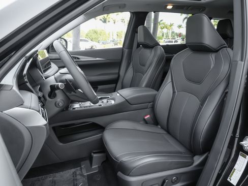 Certified 2026 INFINITI QX60 Luxe w/ Cargo Package FWD image 8