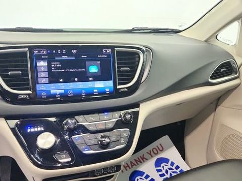 Used 2024 Chrysler Pacifica Touring-L FWD image 16
