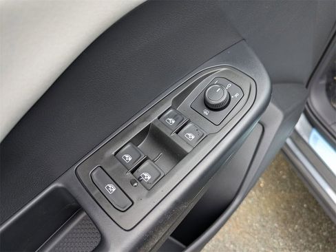 New 2026 Volkswagen Taos SE image 12