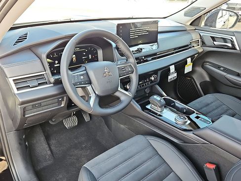 New 2025 Mitsubishi Outlander SE image 14