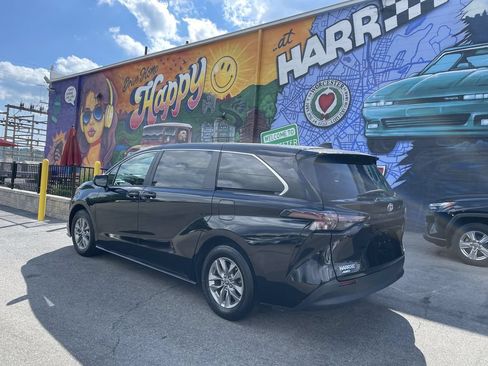 Used 2024 Toyota Sienna LE AWD/4WD image 3