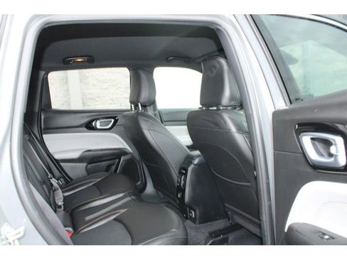 Used 2023 Jeep Compass Limited image 12