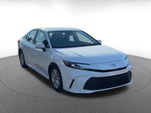 Used 2025 Toyota Camry LE image 3