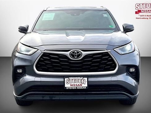Used 2023 Toyota Highlander XLE image 2