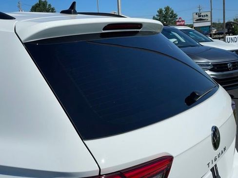 Used 2022 Volkswagen Tiguan SE R-Line image 31