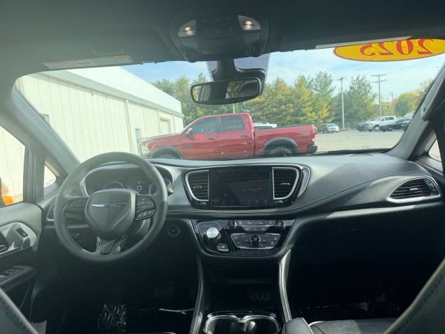 Used 2025 Chrysler Pacifica Limited FWD image 18