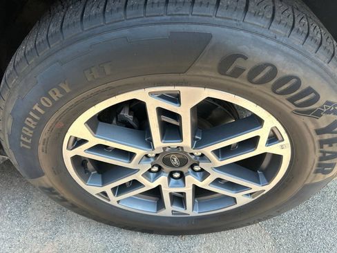 Used 2025 Ford Expedition Active RWD image 3