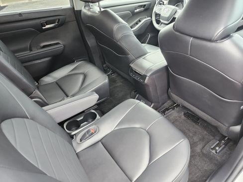 Used 2023 Toyota Highlander XLE FWD image 23
