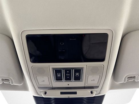 Used 2024 Land Rover Discovery S image 24