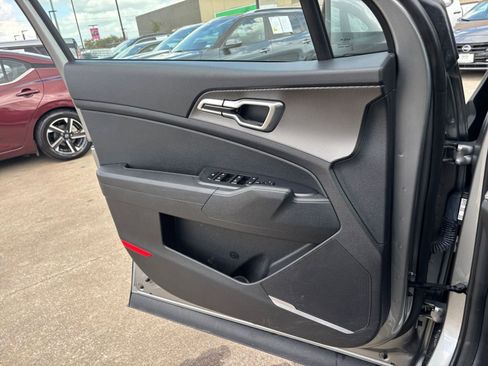 Used 2025 Kia Sportage LX image 18
