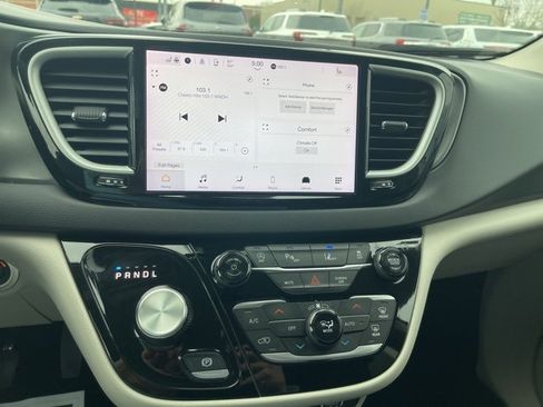 Used 2024 Chrysler Pacifica Touring-L image 23