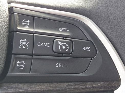 Used 2023 Jeep Grand Cherokee L Limited w/ Luxury Tech Group II image 17