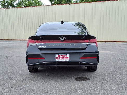 Used 2025 Hyundai Elantra Hybrid FWD image 19