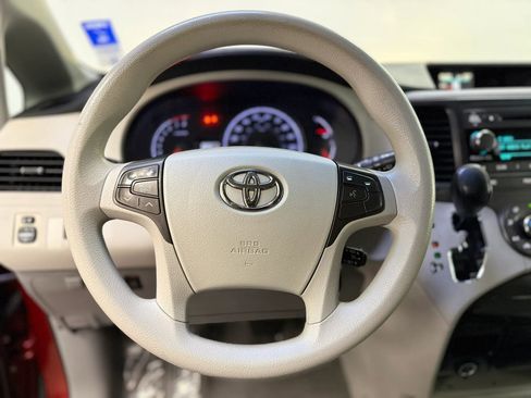 Used 2011 Toyota Sienna LE FWD image 9
