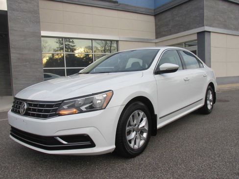 Used 2017 Volkswagen Passat 1.8T S image 4