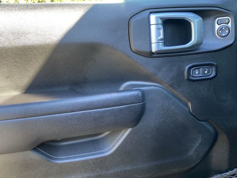 Used 2022 Jeep Wrangler Unlimited Sport image 15